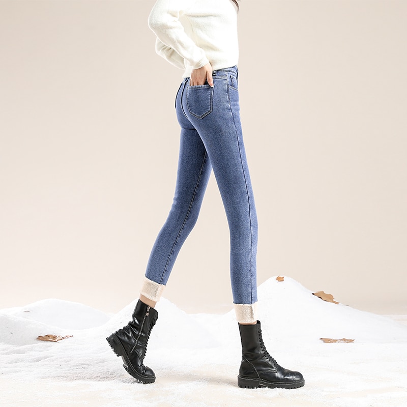 ג’ינס עם בטנה דמוי פרווה