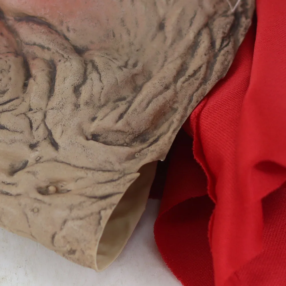 מסכה לפורים של זקנה מצחיקה עם סיגריה