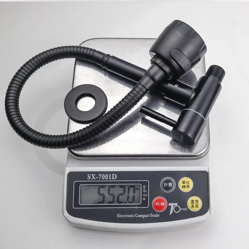 ברז קיר שחור למטבח עם צינור גמיש לשטיפה קלה ו2 מצבי לחץ מים