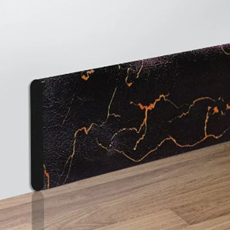 שחור עם עיטורי זהב