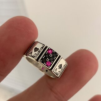 טבעת קלפי משחק מתכווננת עם אבנים ורודות נוצצות לכל אירוע
