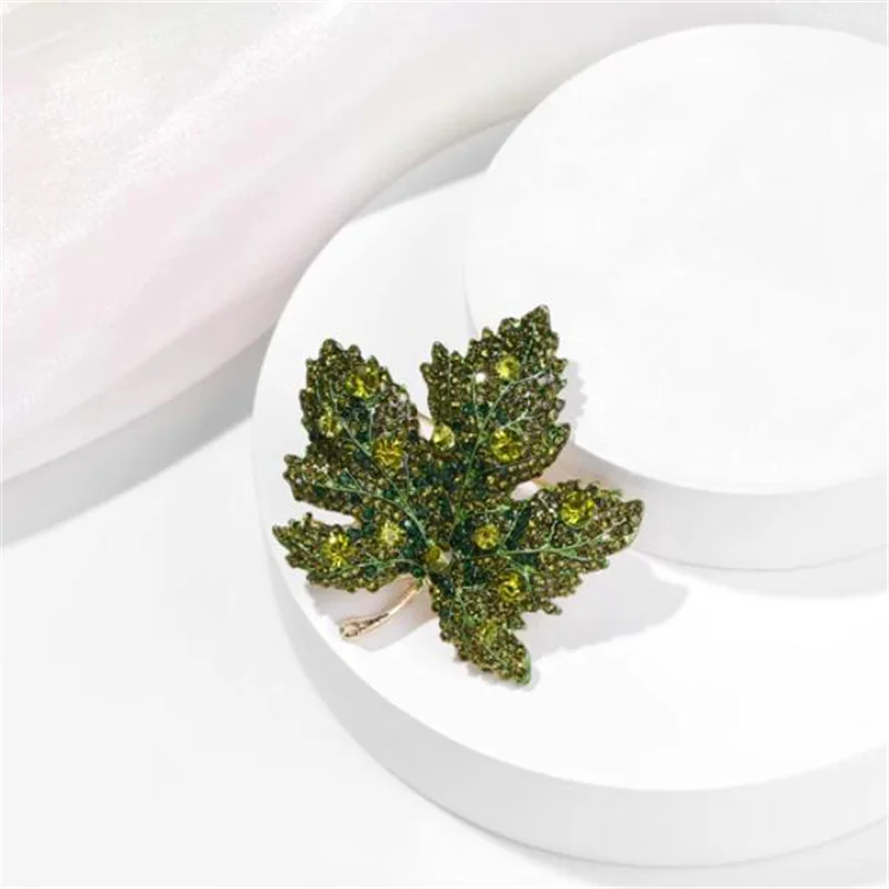 סיכת עלה מייפל משובצת אבני חן במגוון צבעים יוקרתי – תמונה 5