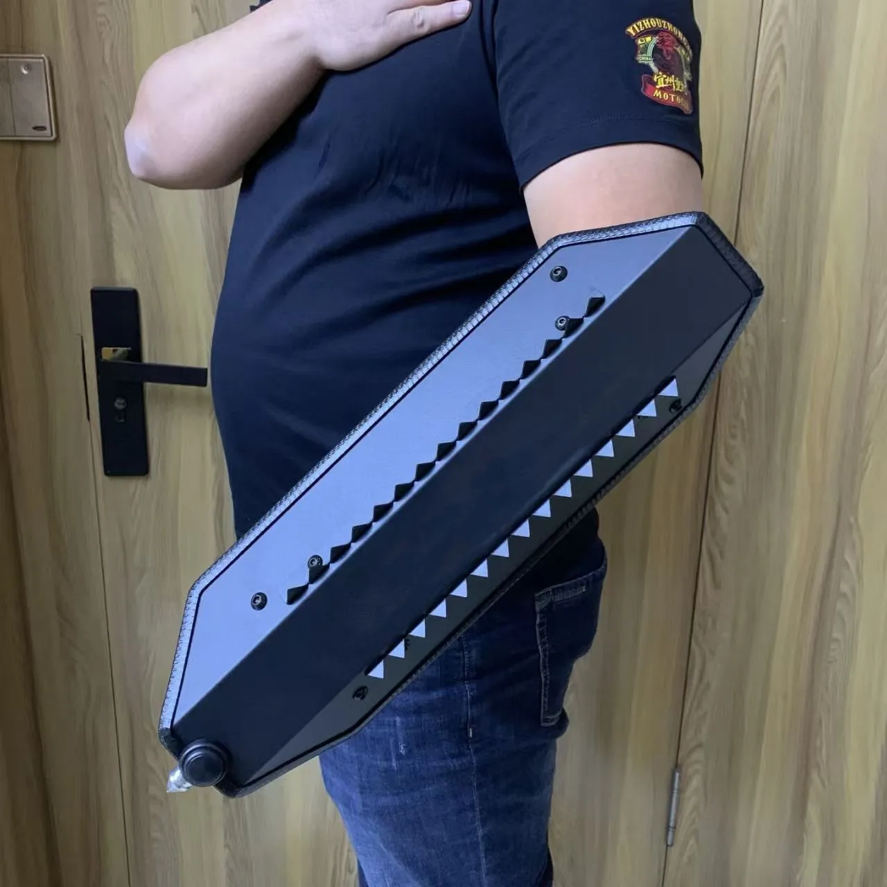 מגן הגנה עצמית לזרוע מאלומיניום עם קוצים לחירום