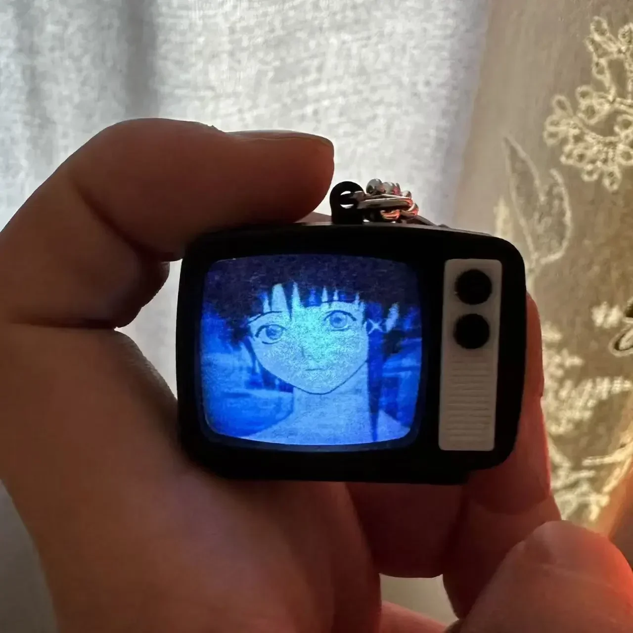 מחזיק מפתחות אנימה בעיצוב טלוויזיה מיני לתיק ולמפתחות – תמונה 3
