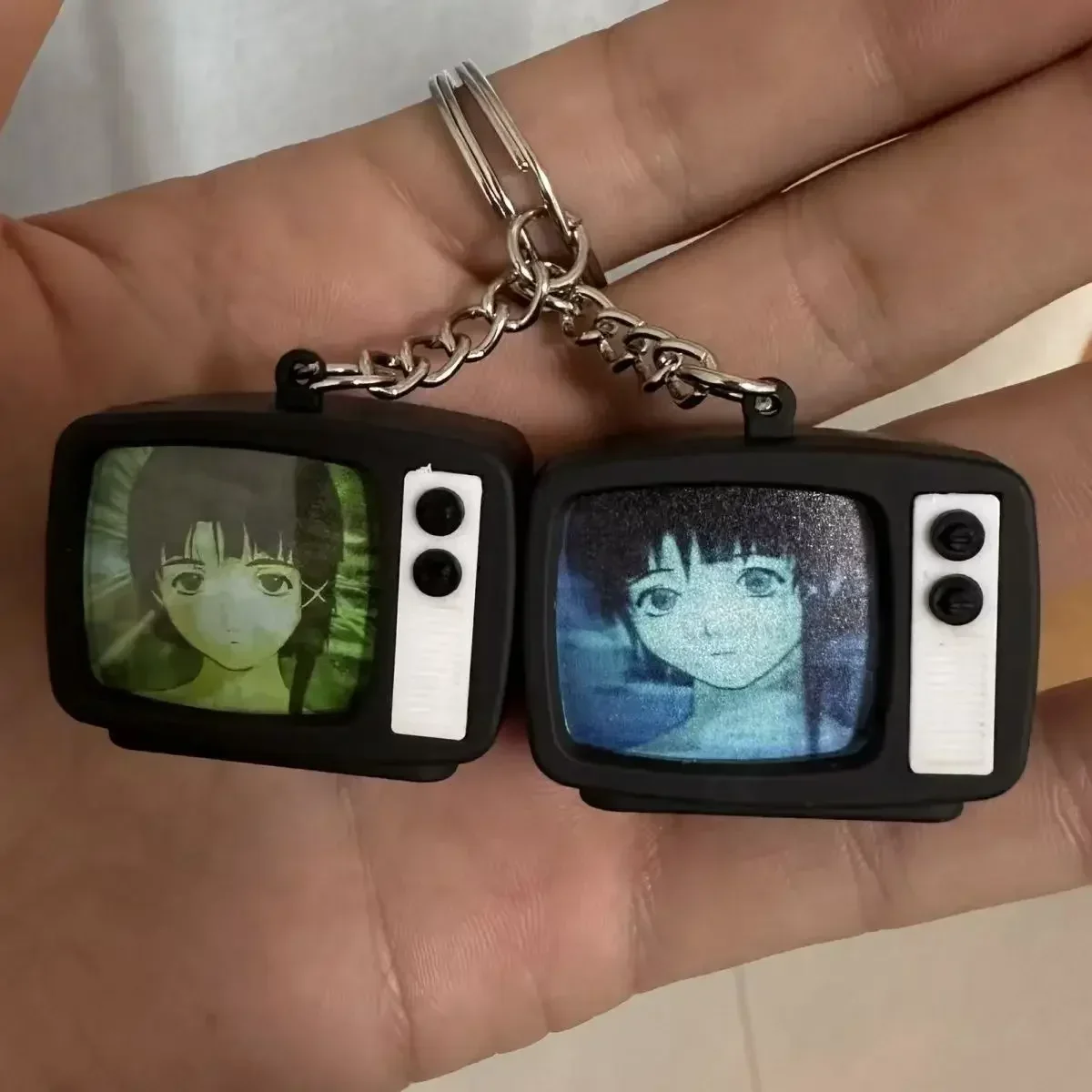 מחזיק מפתחות אנימה בעיצוב טלוויזיה מיני לתיק ולמפתחות – תמונה 2