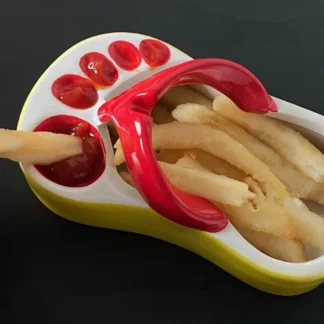 צלחת צ'יפס קרמית בעיצוב כפכף עם תא לרטבים