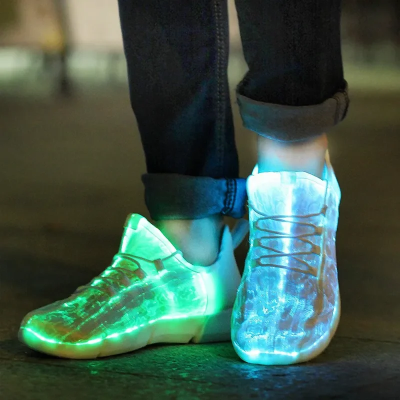 נעלי סניקרס זוהרות עם תאורת LED וטעינת USB לכל המשפחה