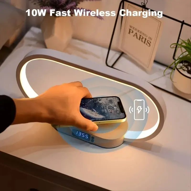 מנורת לילה עם מטען אלחוטי, שעון ויציאת USB מעץ – תמונה 3
