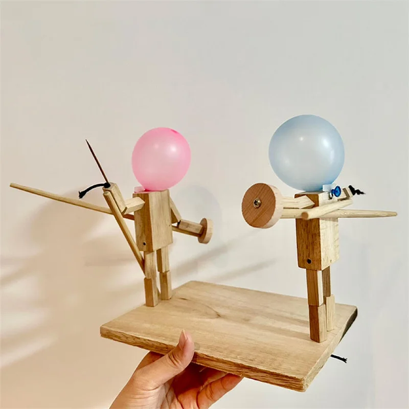 משחק קרב חרבות עץ עם בלונים - 2 שחקנים, 150 בלונים – תמונה 7