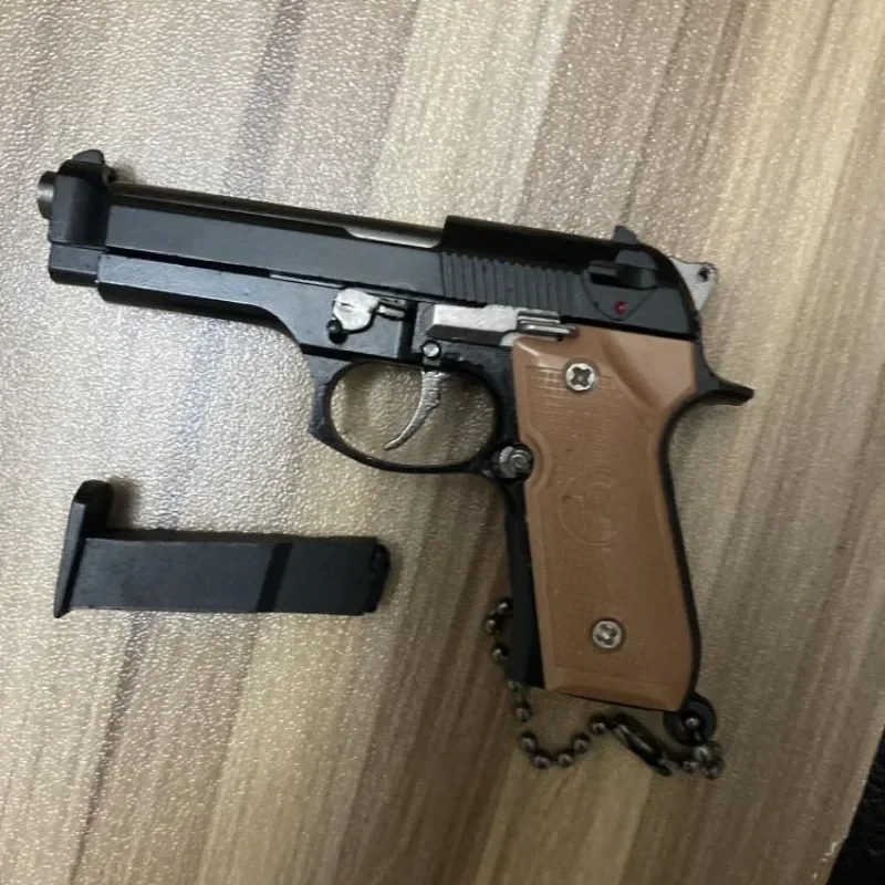מחזיק מפתחות אקדח מתפרק מיניאטורי עם מחסנית נשלפת – תמונה 2