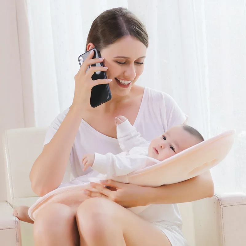 כרית הנקה לתינוק עם רצועות כתפיים להורה נוח ובטוח – תמונה 2