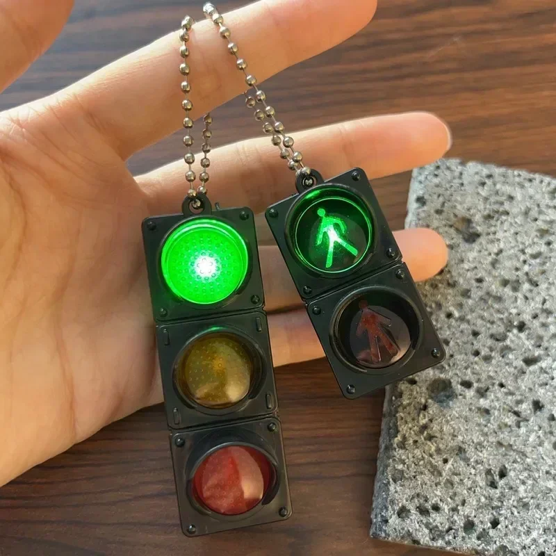 מחזיק מפתחות רמזור LED עם אורות צבעוניות - גאדג'ט ייחודי – תמונה 2