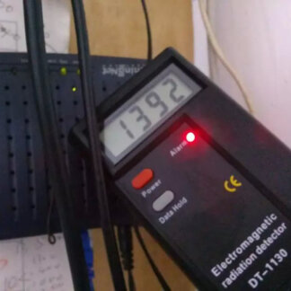 מכשיר למדידת קרינה אלקטרומגנטית עם צג LCD לכל שימוש